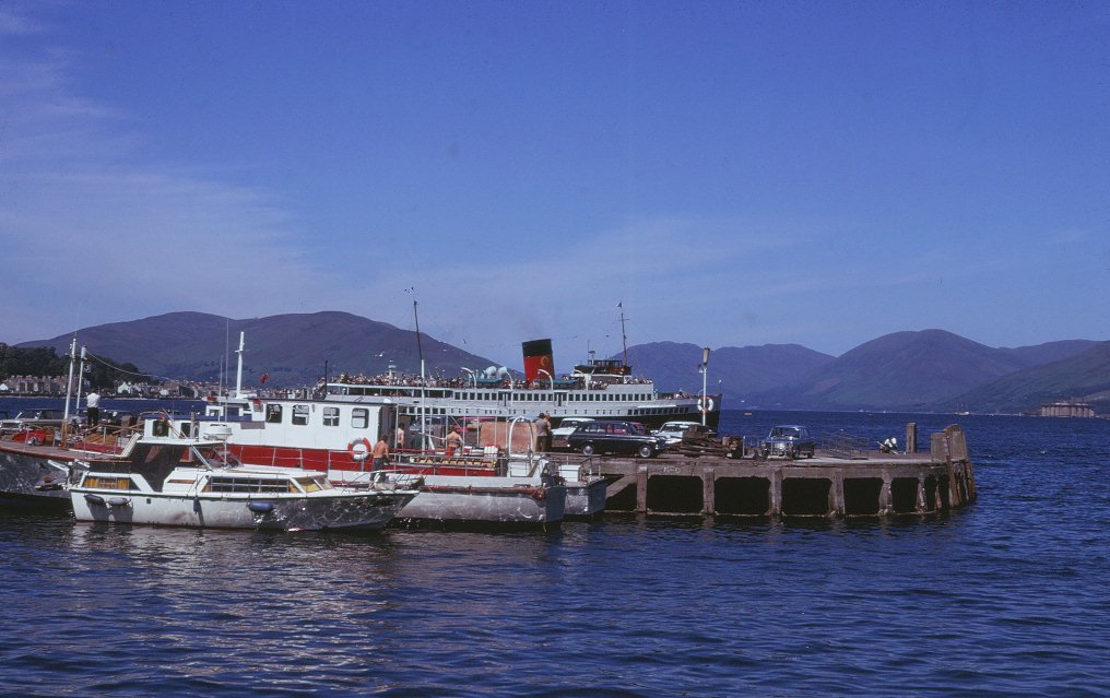 QM leaving Rothesay 1975 J dale s.jpg