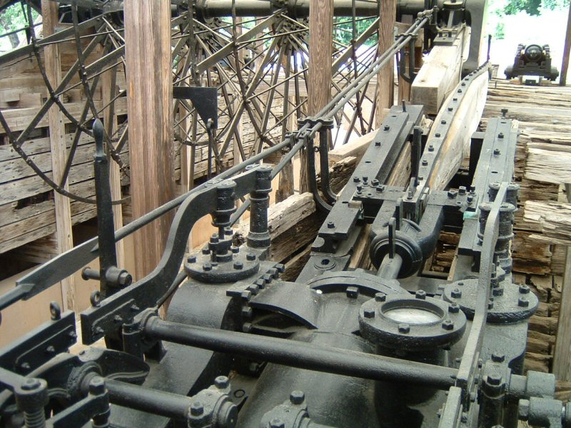 USS Cario Engine 2006 James Case CC.jpg